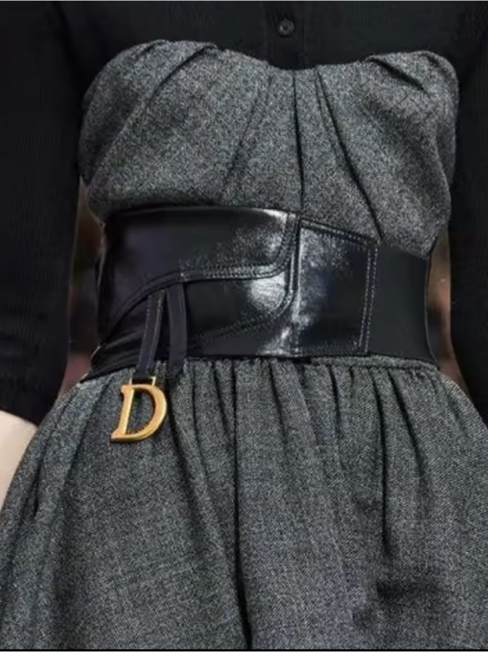 Couture Black Leather Cinch Belt with Signature Gold D - Picture 5 of 5